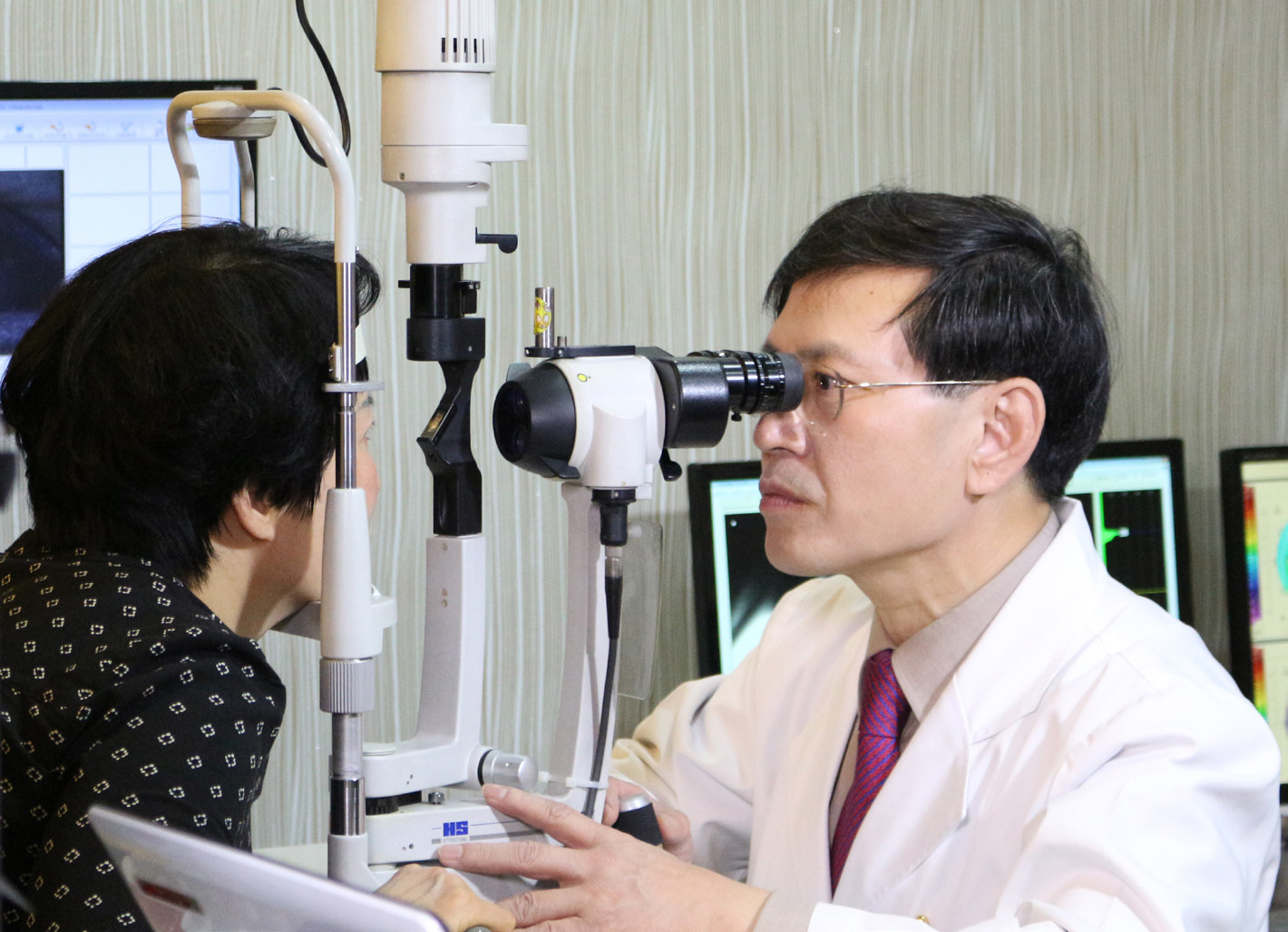 박수정 부산대학교 의과대학 동창회장 진료를 보고있는 사진