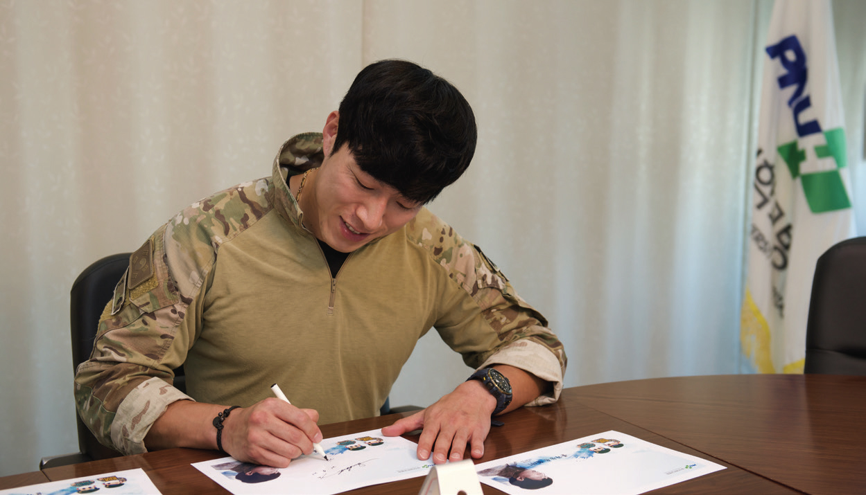 강철부대 출연자 김민준의 인터뷰중 사진